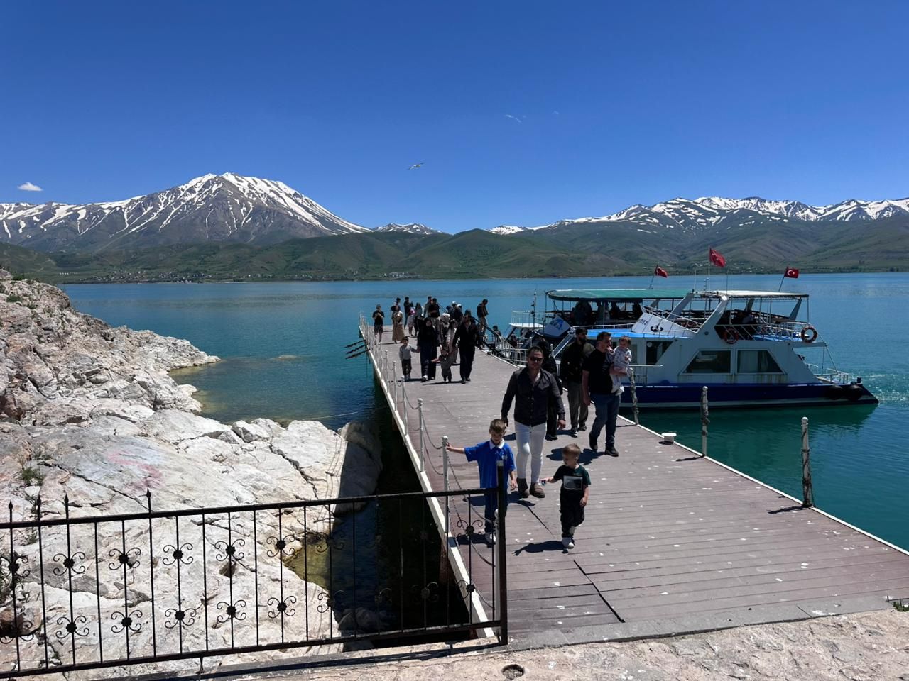 Остров Акдамар (Akdamar Adası): как добраться, сколько стоит вход и что посмотреть