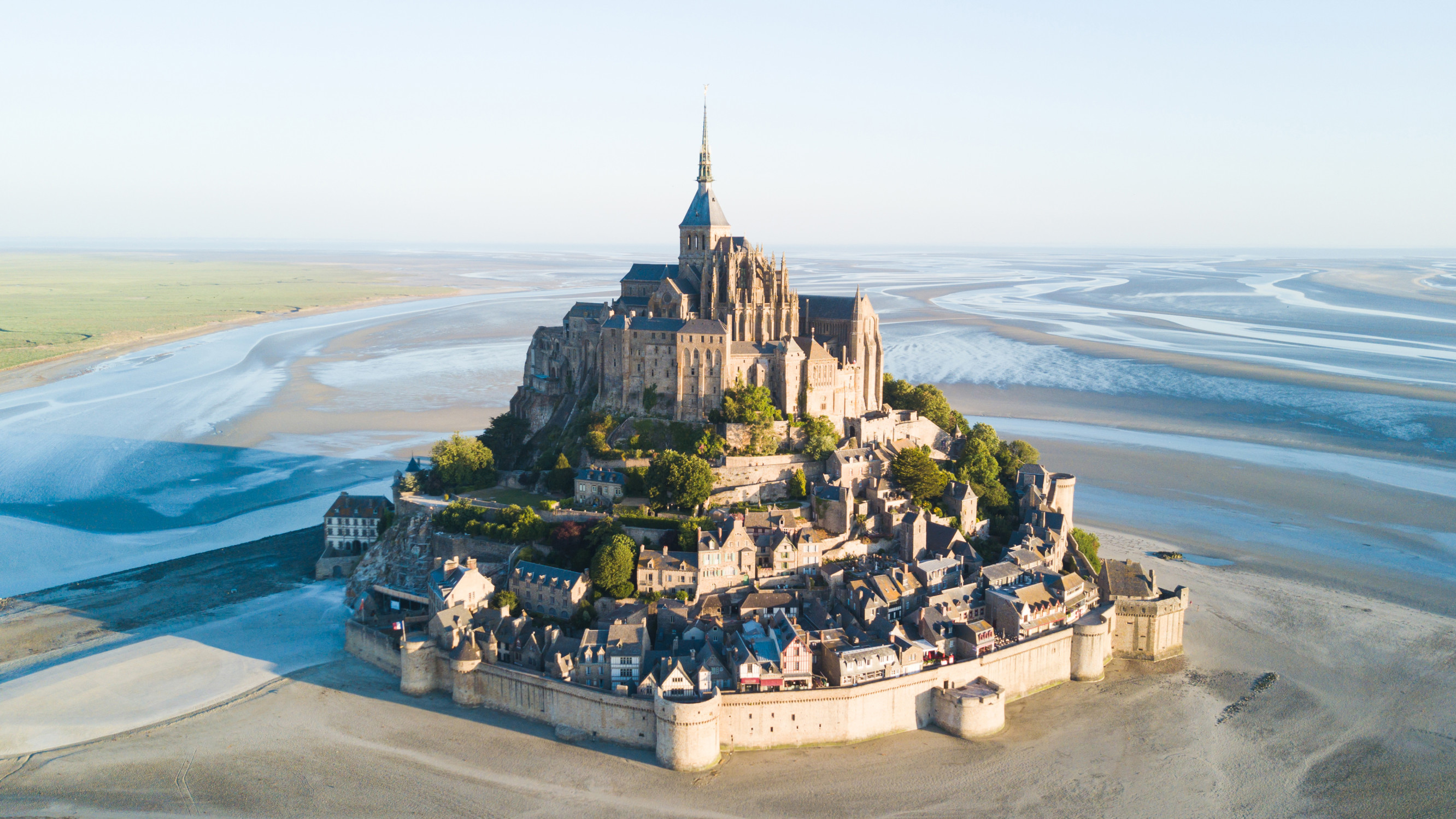 Мон-Сен-Мишель (Mont Saint-Michel) &mdash; где находится, история, приливы, аббатство, как добраться и что посмотреть