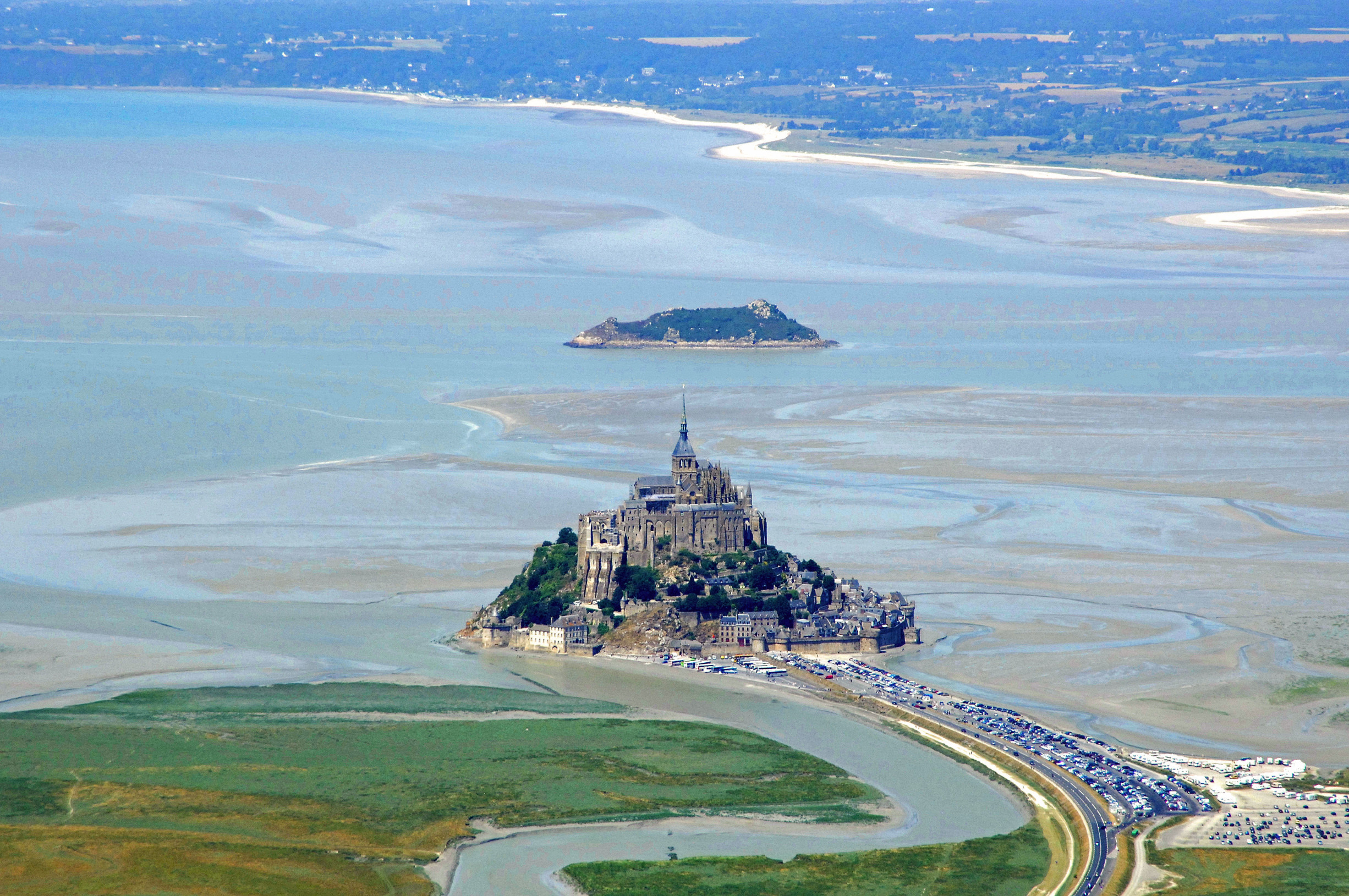 Мон-Сен-Мишель (Mont Saint-Michel) &mdash; где находится, история, приливы, аббатство, как добраться и что посмотреть