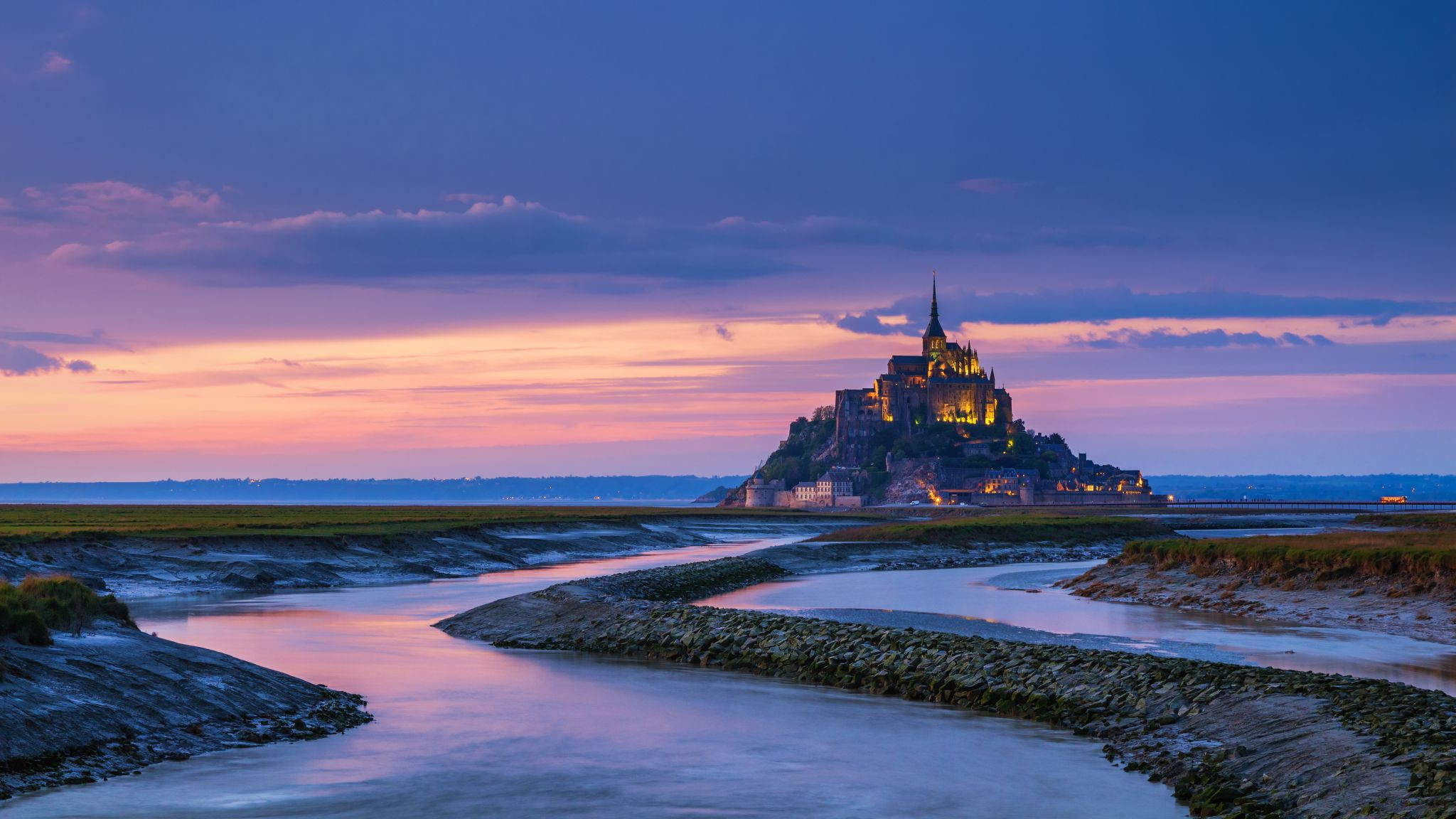 Мон-Сен-Мишель (Mont Saint-Michel) &mdash; где находится, история, приливы, аббатство, как добраться и что посмотреть