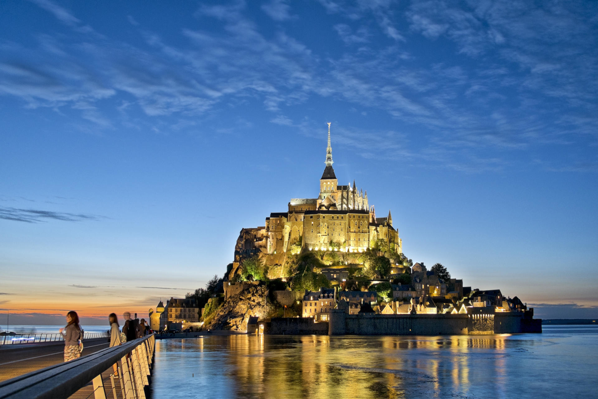 Мон-Сен-Мишель (Mont Saint-Michel) &mdash; где находится, история, приливы, аббатство, как добраться и что посмотреть
