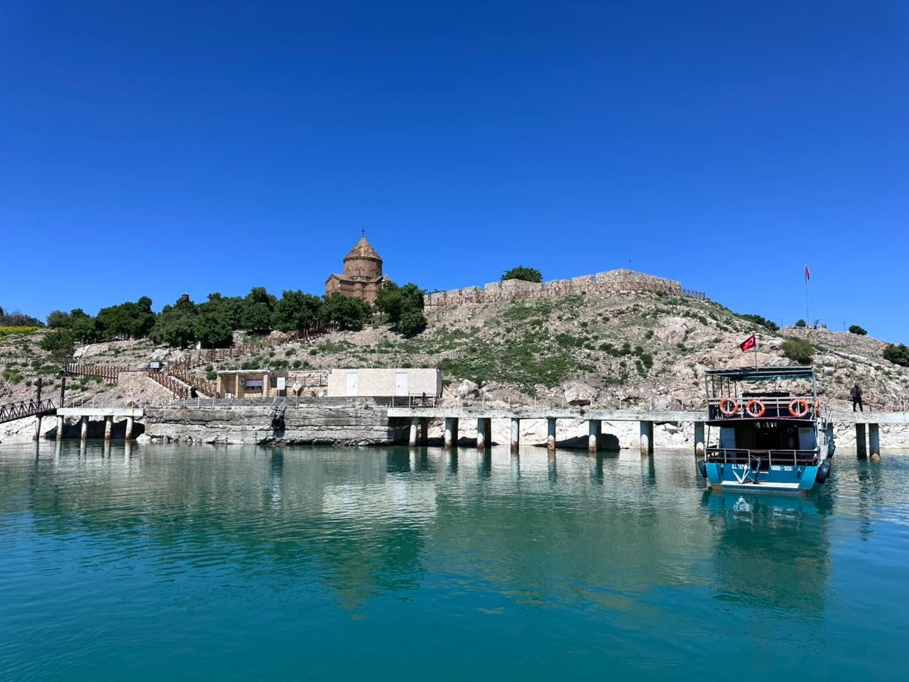 Остров Акдамар (Akdamar Adası): как добраться, сколько стоит вход и что посмотреть
